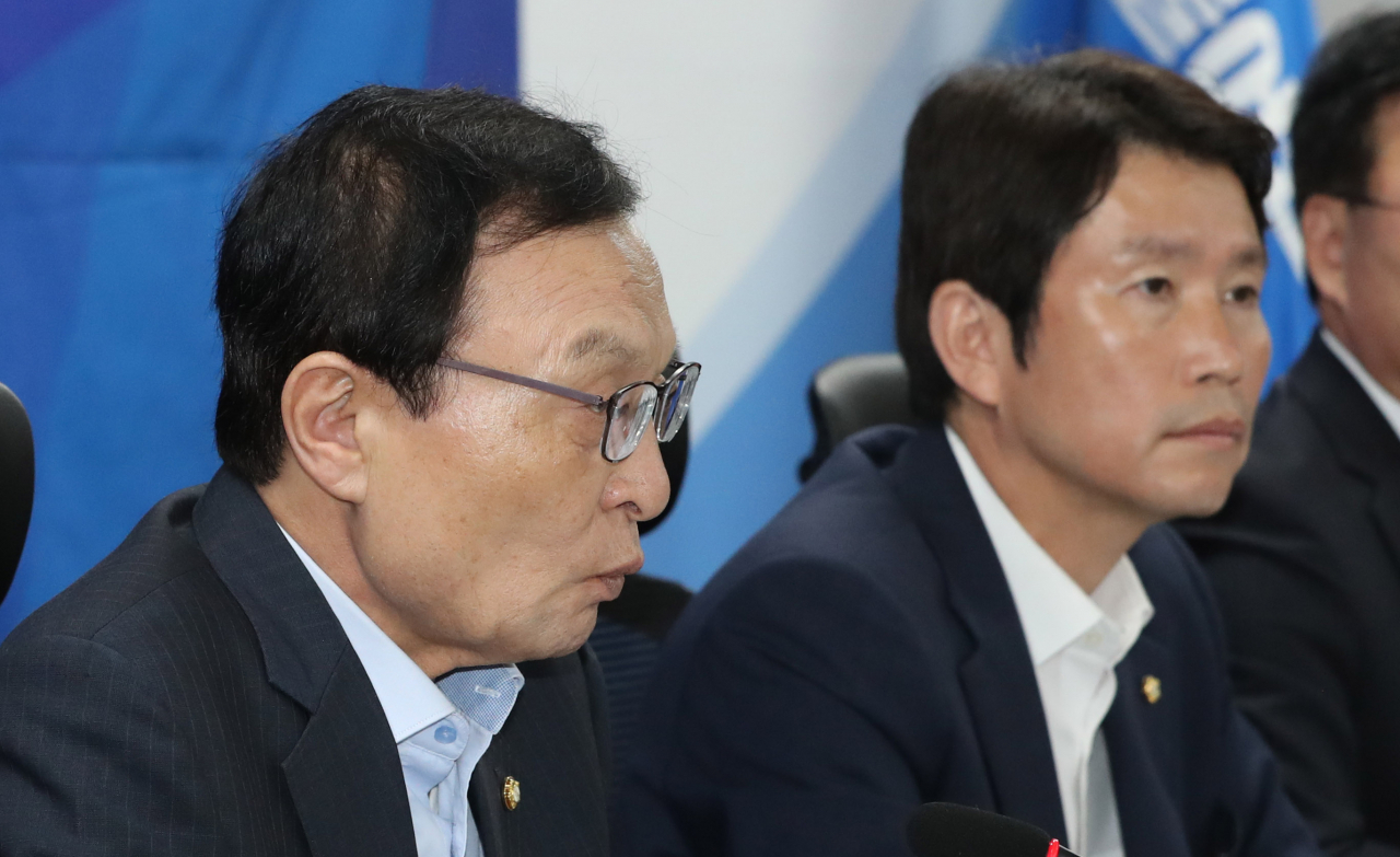 더불어민주당 이해찬 대표가 31일 오전 국회 의원회관에서 열린 확대간부회의에서 발언하고 있다. [연합]