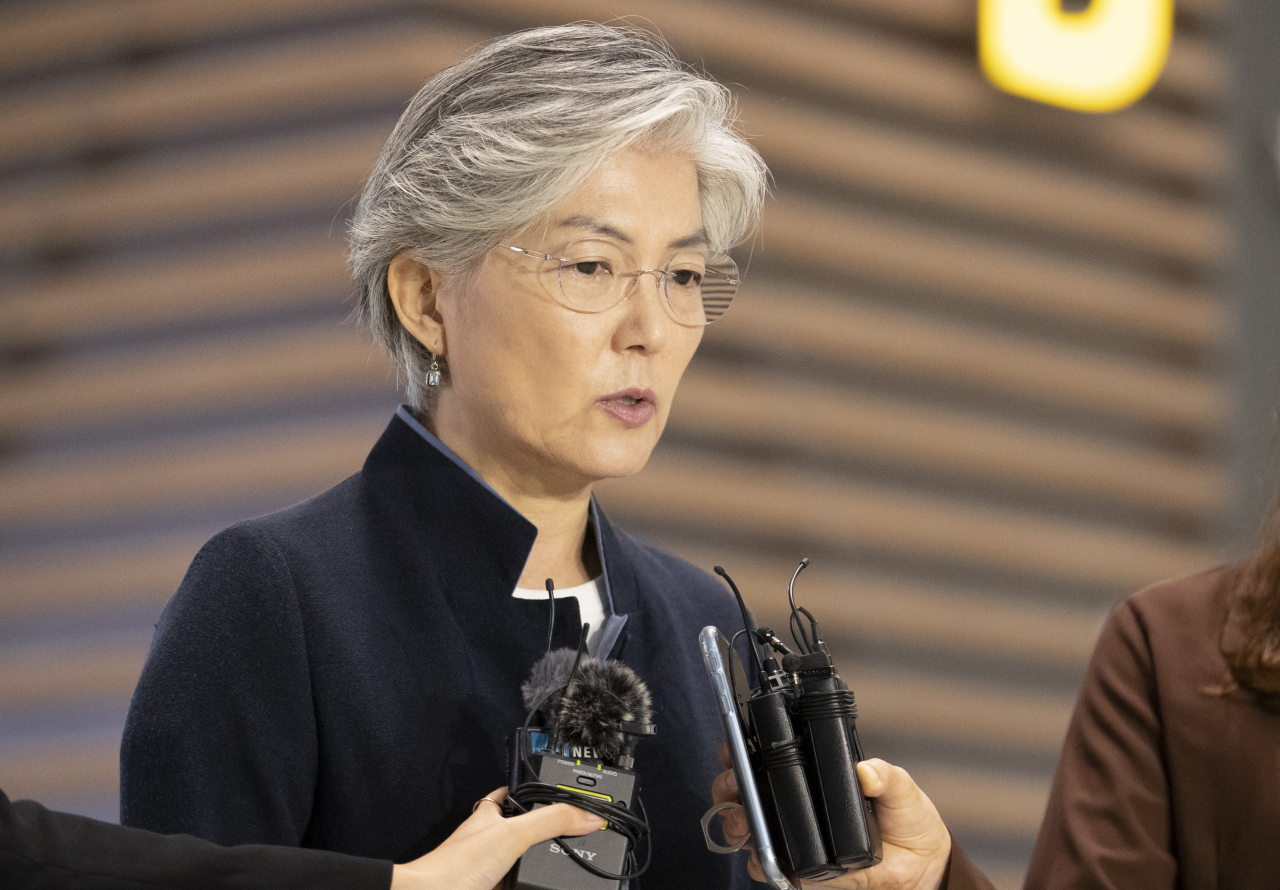 강경화 외교부 장관이 태국 방콕에서 열리는 아세안(ASEAN·동남아시아국가연합) 관련 연쇄 외교장관 회의에 참석하기 위해 31일 오전 인천국제공항을 통해 출국하며 취재진 질문에 답하고 있다. [연합]