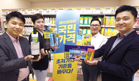 이마트 바이어들이 내달 1일부터 선보일 ‘에브리데이 국민가격’ 상품들을 소개하고 있다. [이마트 제공]