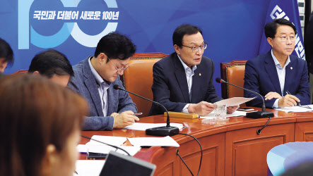 더불어민주당 이해찬 대표가 30일 오전 국회 당대표회의실에서 열린 정례 기자간담회에서 모두발언하고 있다. [연합]