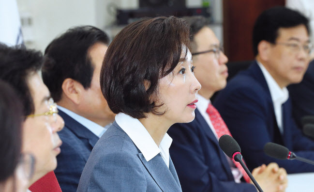 자유한국당 나경원 원내대표가 31일 오전 국회에서 북한 미사일 발사 관련 긴급 브리핑을 하고 있다. [연합]