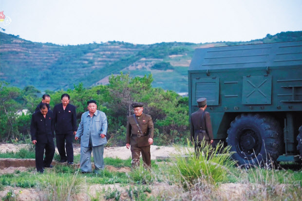 북한이 31일 새벽 원산 갈마 일대에서 동북방 해상으로 단거리 탄도미사일 2발을 발사했다. 북한의 미사일 발사는 지난 25일에 이어 6일만이다. 지난 25일 쏜 북한의 미사일과 관련해 김정은 위원장이 이동식 미사일발사차량(TEL) 주변을 돌아보고 있다. [연합]