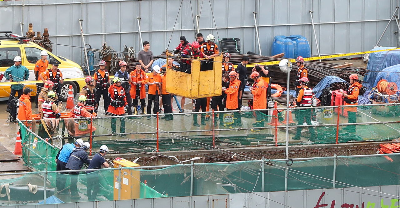 31일 갑작스런 폭우로 작업자들이 고립된 서울 양천구 목동 빗물 펌프장에서 119구조대원들이 수색작업을 벌이고 있다. [연합]