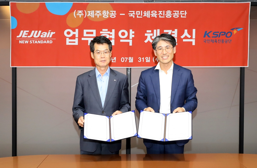 31일 서울 강서구 제주항공 회의실에서 진행한 업무협약 체결식에서 제주항공 김재천 경영본부장(오른쪽)과 국민체육진흥공단 김갑수 전무이사(왼쪽)이 기념사진을 촬영하고 있다. [제주항공 제공]