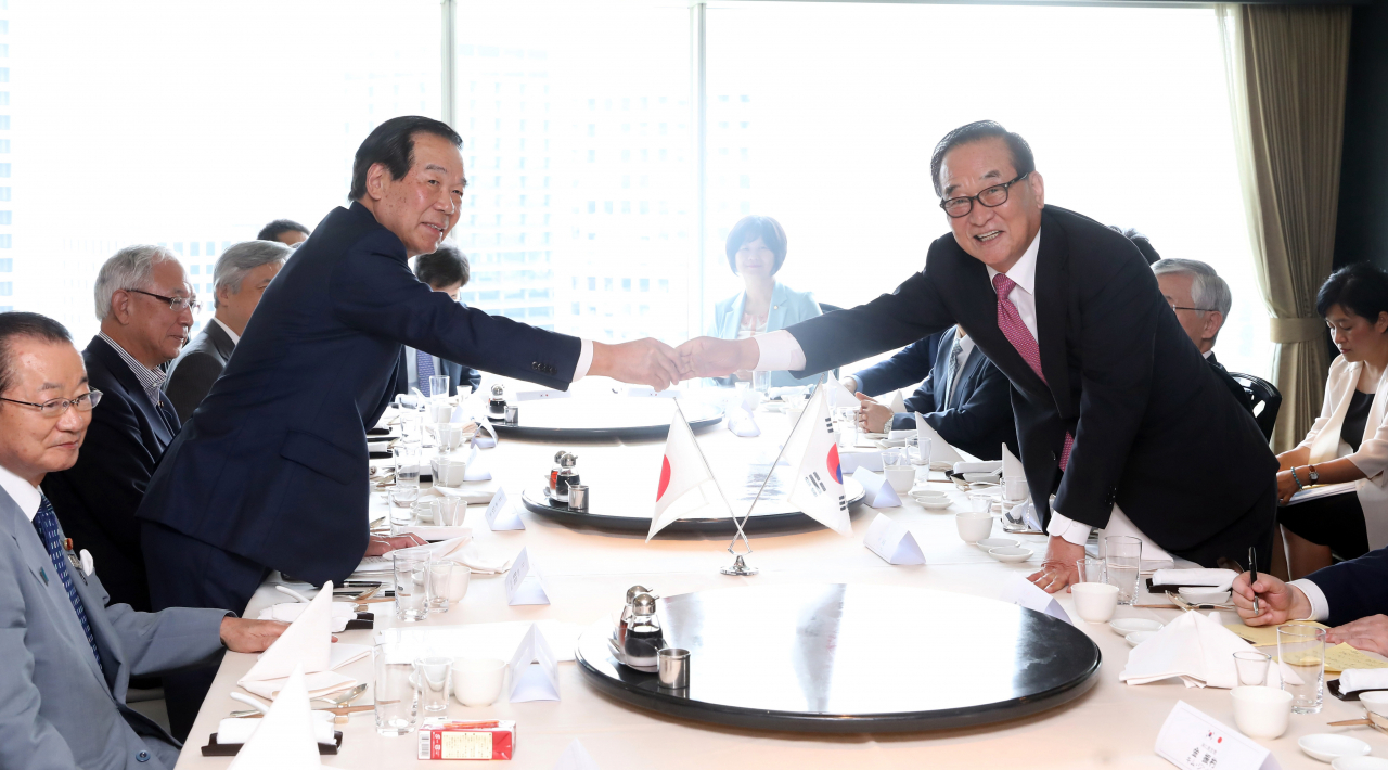한일의원연맹 단장인 무소속 서청원 의원(오른쪽)이 31일 일본 도쿄 뉴오타니호텔에서 자민당 누카가 후쿠시로(額賀福志郞) 일한의원연맹 회장과 오찬에 앞서 악수하고 있다.[연합]