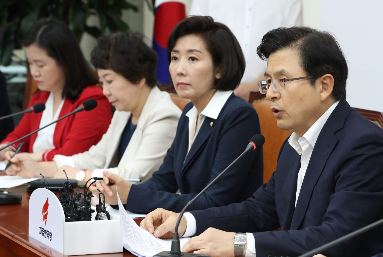 자유한국당 황교안 대표(오른쪽)가 1일 오전 국회에서 열린 최고위원회의에서 발언하고 있다. 연합뉴스