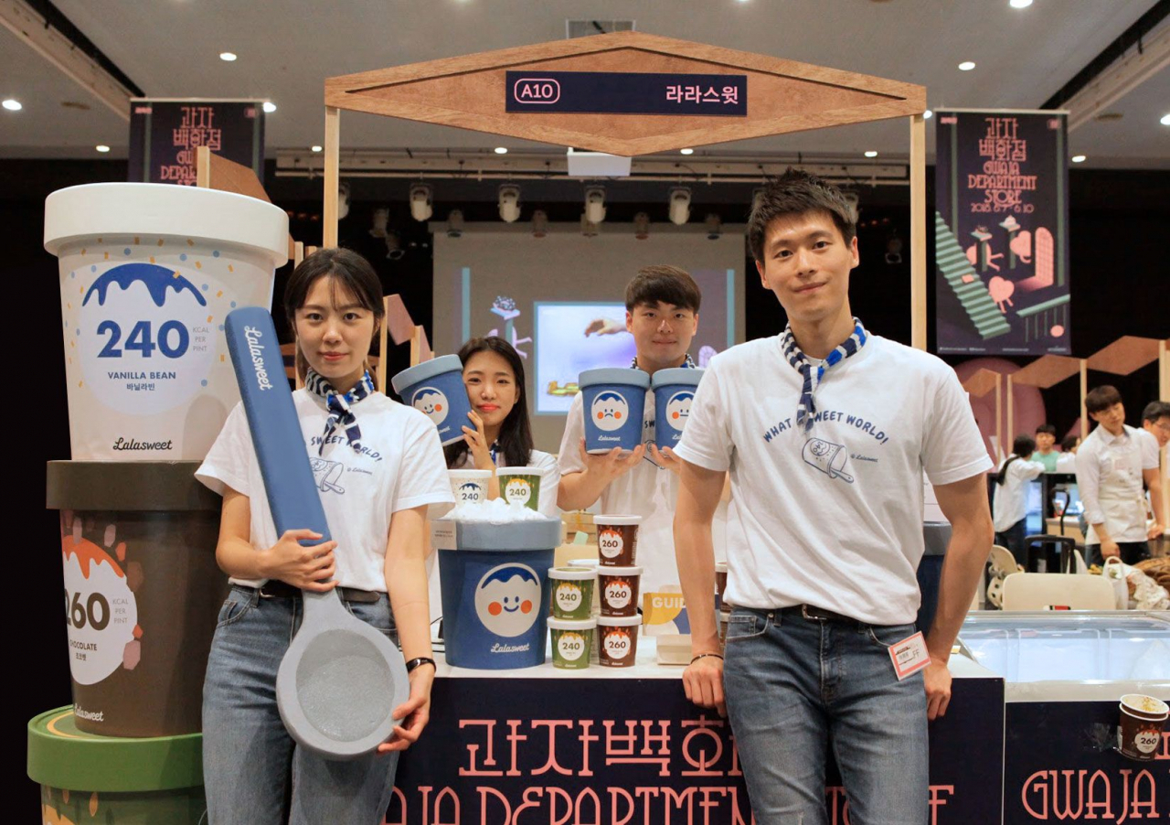민찬홍(맨 오른쪽) 라라스윗 대표 [라라스윗 제공]