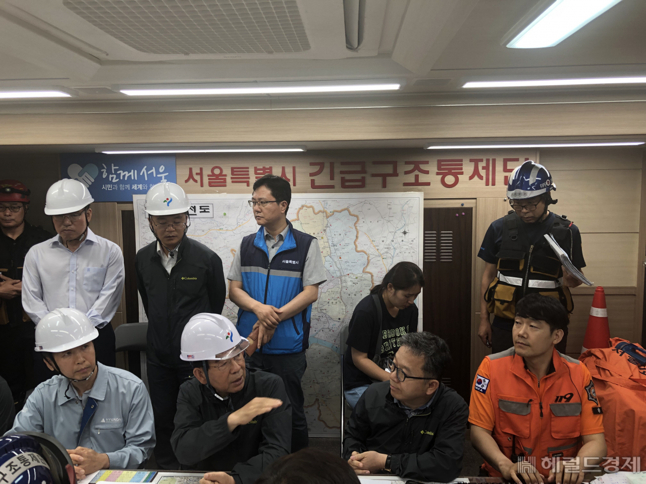 31일 서울 양천구 목동 신월빗물저류배시설 인명 피해 사고 현장을 찾은 박원순 시장이 상황을 점검하고 철저한 대응을 지시하고 있다. [서울시 제공]
