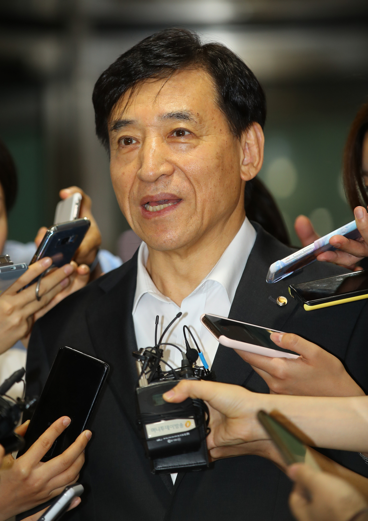 이주열 한국은행 총재가 1일 오전 서울 중구 한국은행 본관으로 출근하며 취재진의 질문에 답하고 있다. 연합뉴스