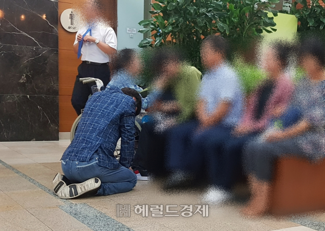 1일 이대목동병원 장례식장에서 목동 빗물 배수시설 공사 현장사고로 사망한 안모(30) 씨 유가족에게 무릎을 꿇고 사죄하는 현대건설 현장소장. 성기윤 기자/skysung@heraldcorp.com
