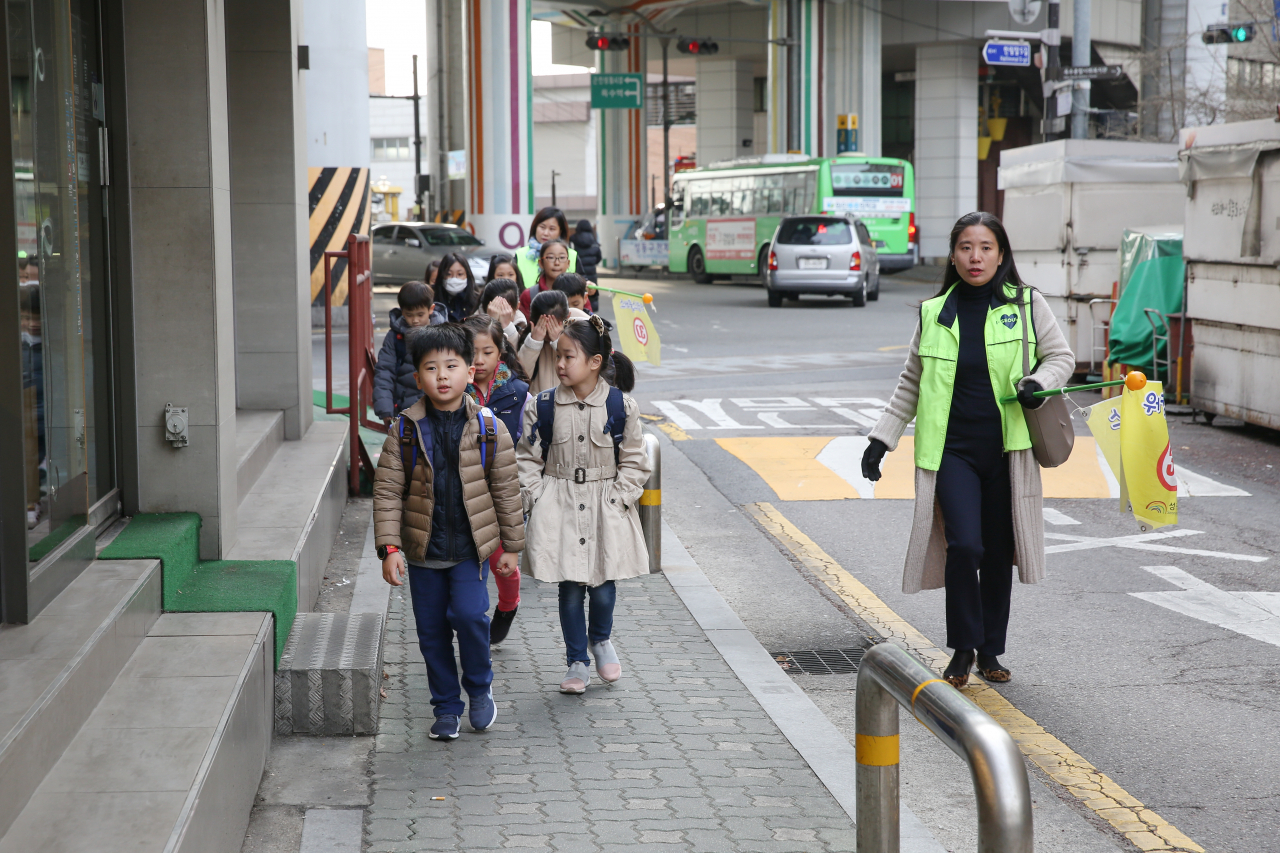 어린이보호구역 내 보행로에서 아이들이 지도교사 안내에 따라 걷고 있다. [성동구 제공]