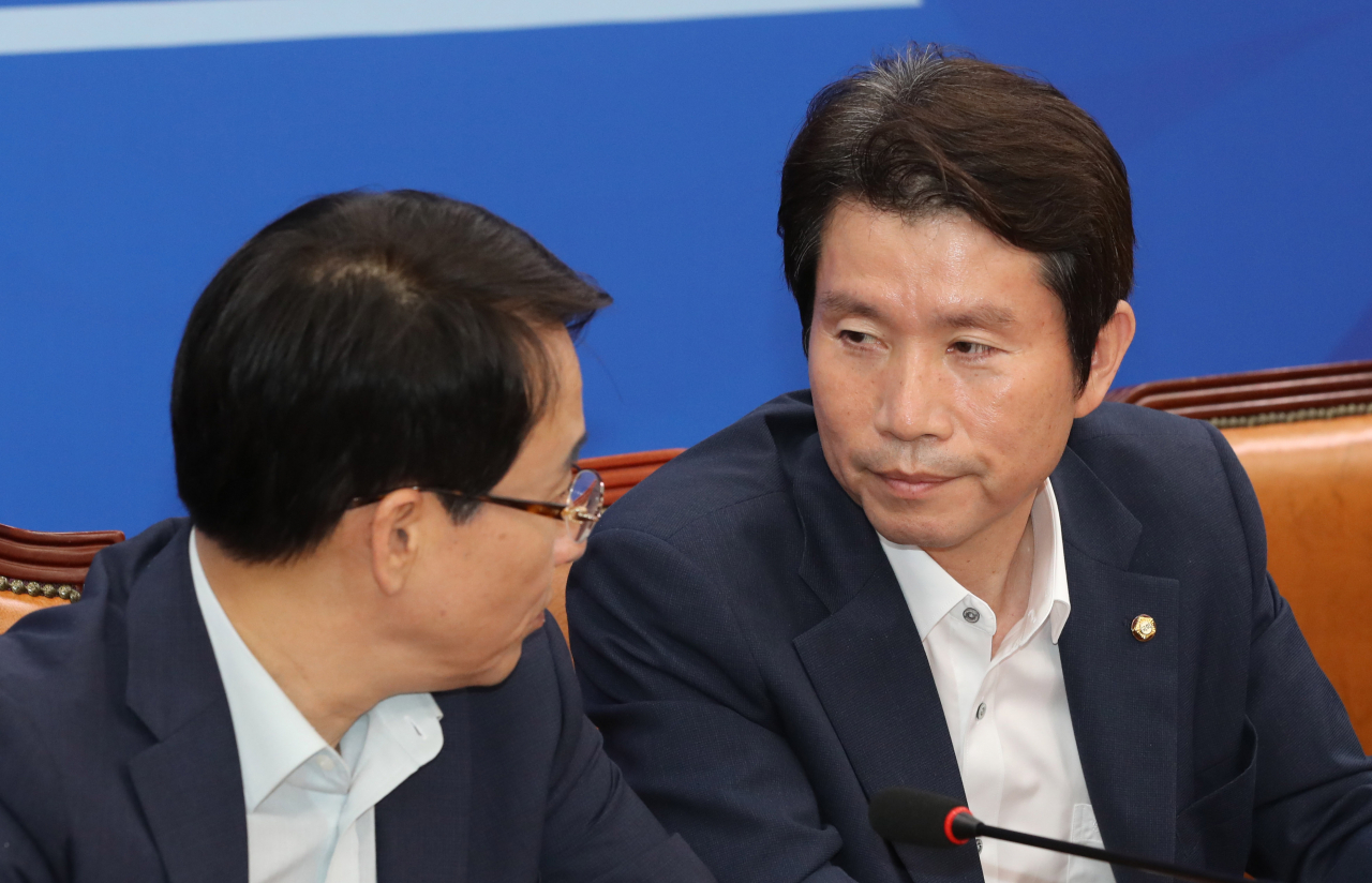 더불어민주당 이인영 원내대표와 이원욱 원내수석부대표가 1일 오전 국회에서 열린 정책조정회의에서 이야기하고 있다. 연합뉴스