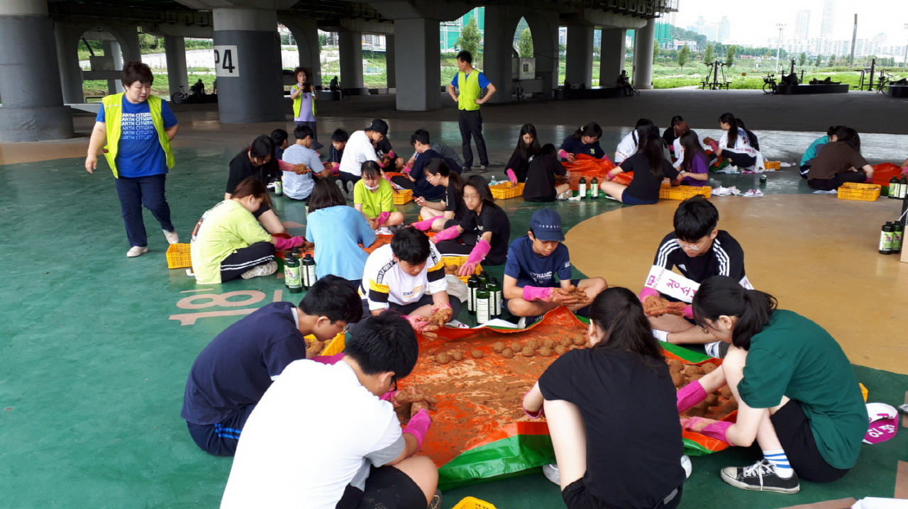지난달 29일 진행한 ‘하천 수질 개선을 위한 EM 흙공 만들기’ 프로그램. [구로구 제공]