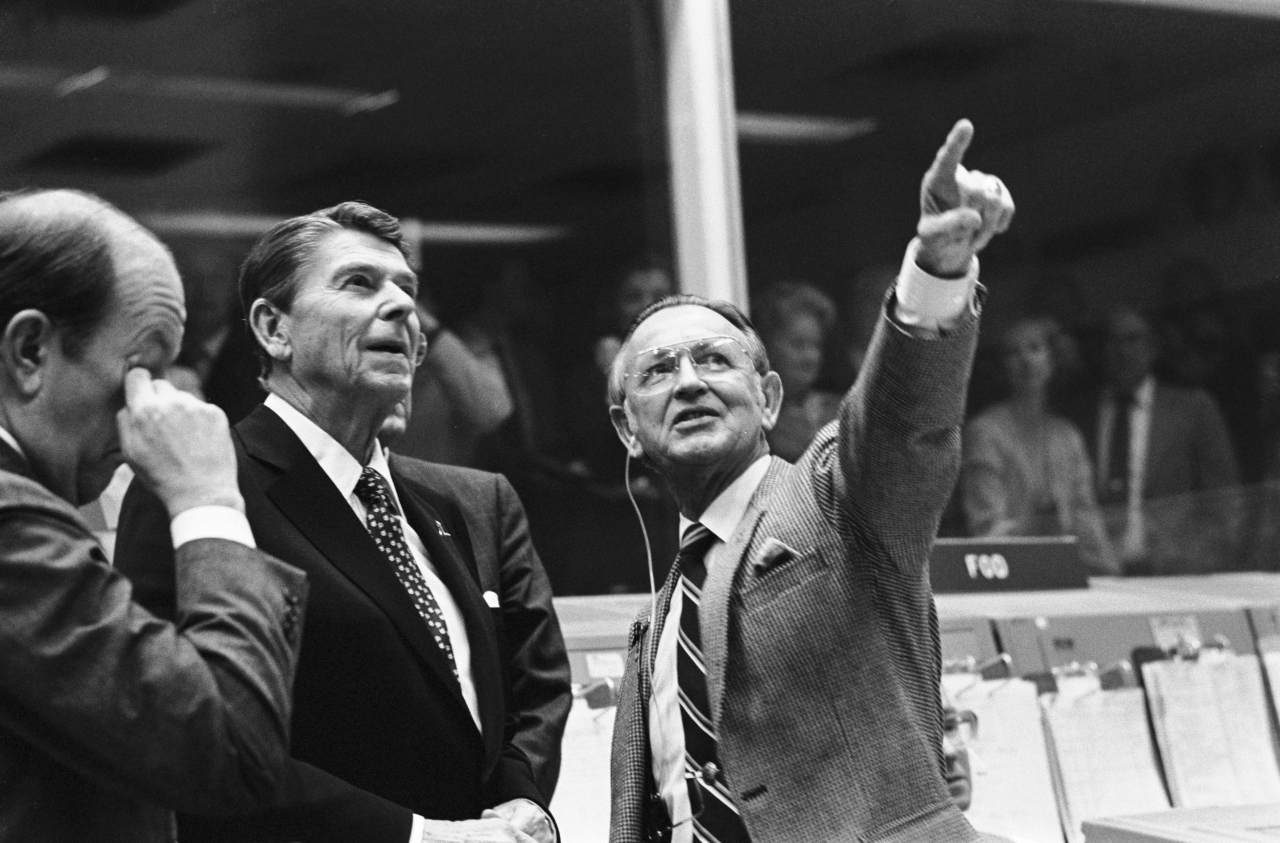 1981년 미국항공우주국(NASA)을 방문한 로널드 레이건(왼쪽 두번째) 대통령.[AP]