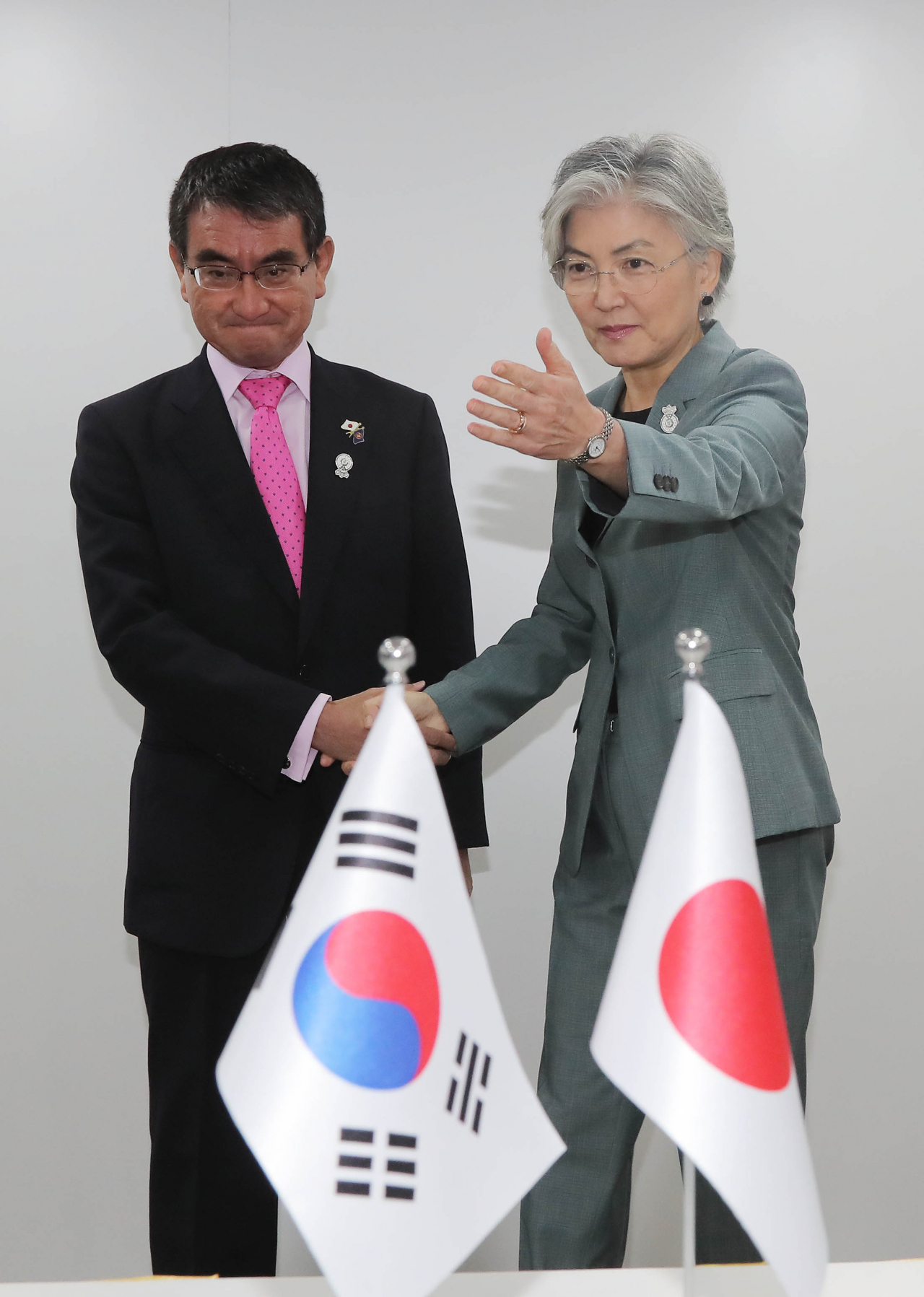 강경화 외교부 장관이 1일 오전 태국 방콕 센타라 그랜드호텔에서 고노 다로 일본 외무상과 양자회담을 하기에 앞서 악수한 뒤 자리를 권하고 있다. [사진=연합뉴스]