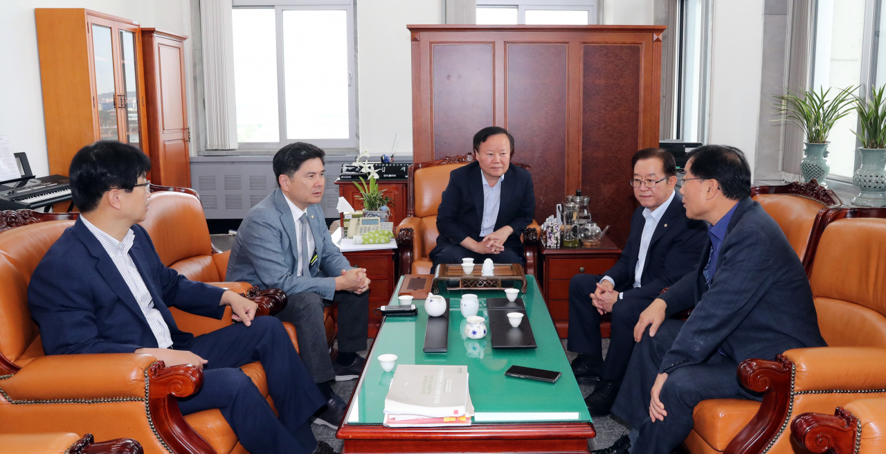 김재원 국회 예결위원장이 오전 1일 국회 예결위원장실에서 여야 예결위 간사들과 간담회를 하고 있다. 오른쪽부터 윤후덕 더불어민주당, 이종배 자유한국당 예결위 간사, 김 위원장, 지상욱 바른미래당 예결위 간사. [연합]