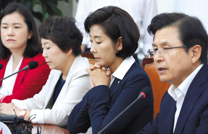 자유한국당 나경원 원내대표(오른쪽 두번째)가 1일 오전 국회에서 열린 최고위원회의에서 황교안 대표의 발언을 들으며 잠시 생각에 잠겨 있다. [연합]
