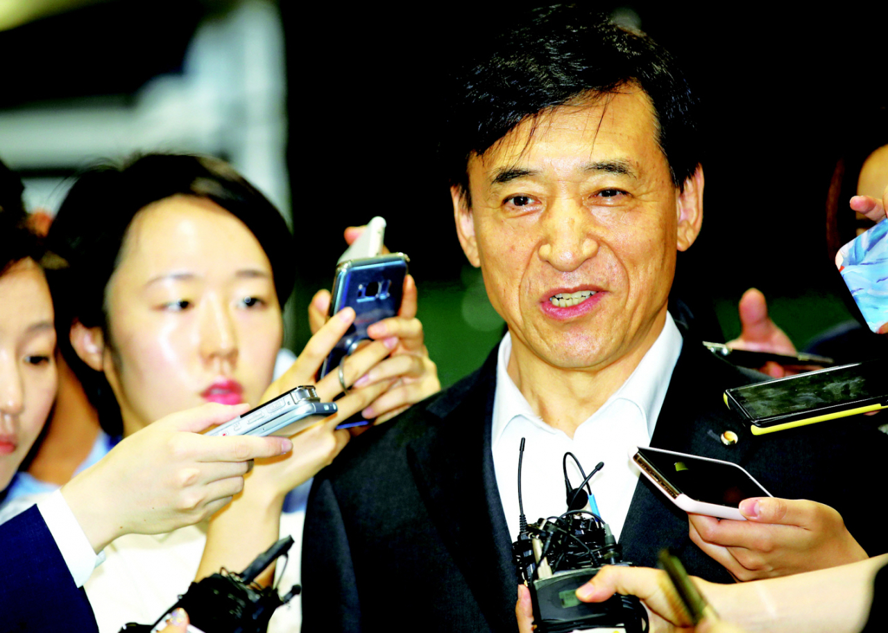 이주열 한국은행 총재가 1일 오전 서울 중구 한국은행 본관으로 출근하며 취재진의 질문에 답하고 있다. [연합]