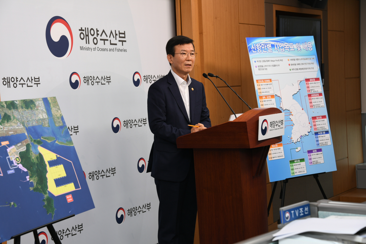 문성혁 해양수산부 장관이 '제2차 신항만건설 기본계획'(2019&sim;2040)에 대해 브리핑하고 있다. [해양수산부 제공]