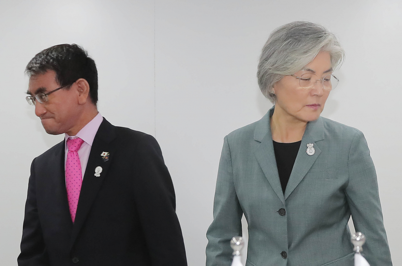 강경화 외교부 장관이 지난 1일 오전(현지시간) 태국 방콕 센타라 그랜드호텔에서 고노 다로 일본 외무상과 양자회담을 하기에 앞서 악수한 뒤 자리로 향하고 있다. [연합]