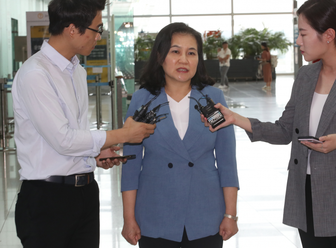 유명희 통상교섭본부장이 1일 오전 역내포괄적경제동반자협정(RCEP) 장관회의가 열리는 중국 베이징으로 향하기 위해 인천국제공항을 통해 출국하며 취재진의 질문에 답하고 있다. [연합]