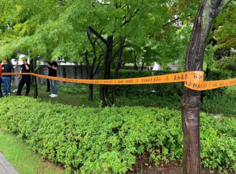 Police tape off park where man set himself on fire in Gwanghwamun Thursday. (Yonhap)