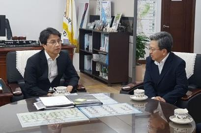 이재현 인천시 서구청장과 이원재 인천경제청장이 상호 면담을 통해 청라국제도시 현안문제 해결을 위해 노력하자고 뜻을 같이했다.