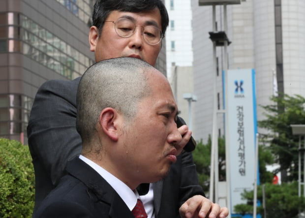 대한의사협회 최대집 회장이 지난 6월28일 건강보험정책심의회가 열린 서울 서초고 건강보험심사평가원 앞에서 건강보험종합계획 철회 등을 촉구하는 기자회견을 마친 후 삭발하고있다. [연합뉴스 제공]