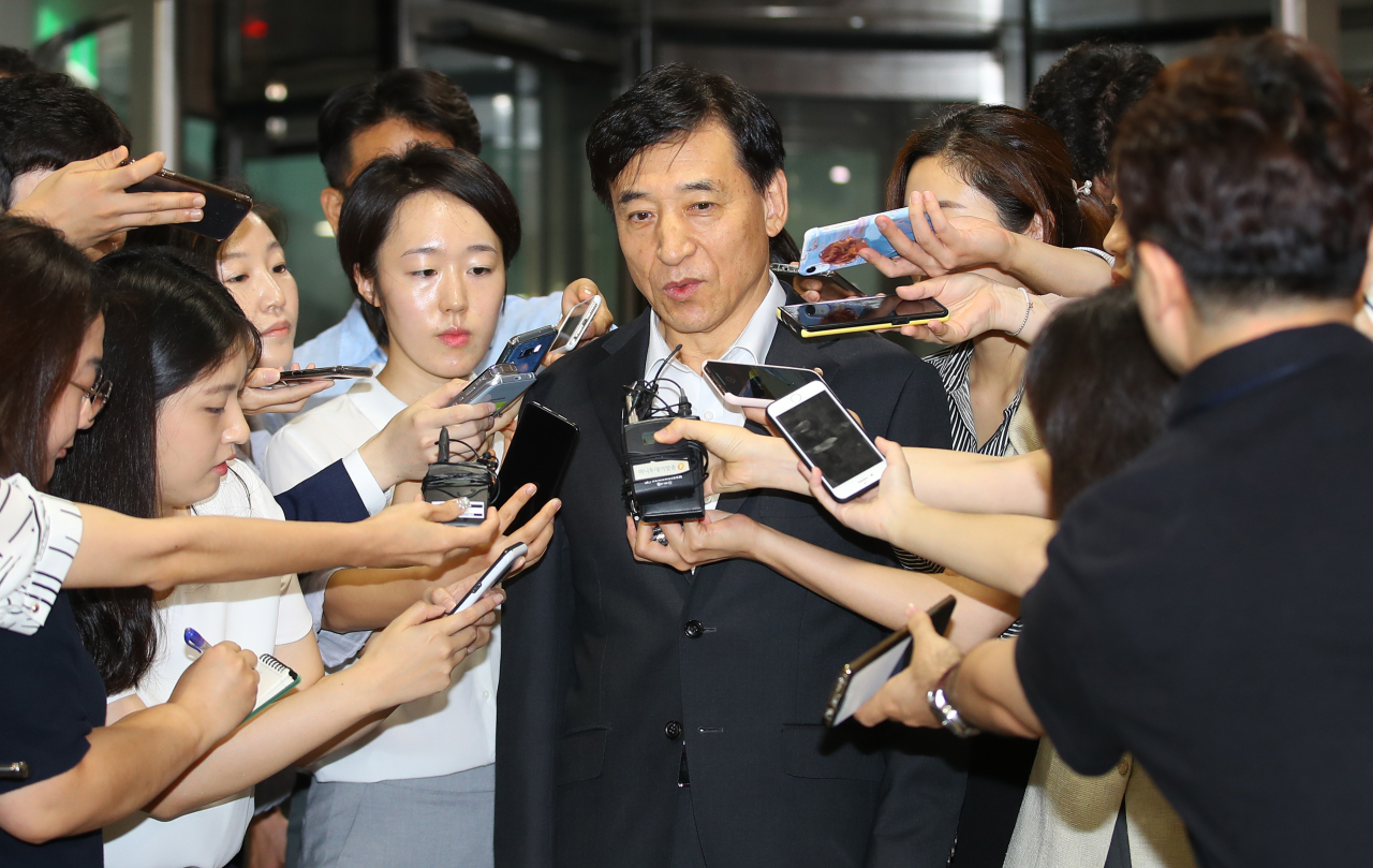 Bank of Korea Gov. Lee Ju-yeol answers reporters' questions on Thursday morning, hours after the US' rate cut announcement. (Yonhap)