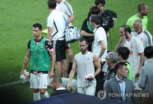 In this file photo taken July 26, Juventus FC forward Cristiano Ronaldo (left) leaves the pitch after an exhibition match between Juventus and the K League All-Star team at Seoul World Cup Stadium in Seoul. (Yonhap)