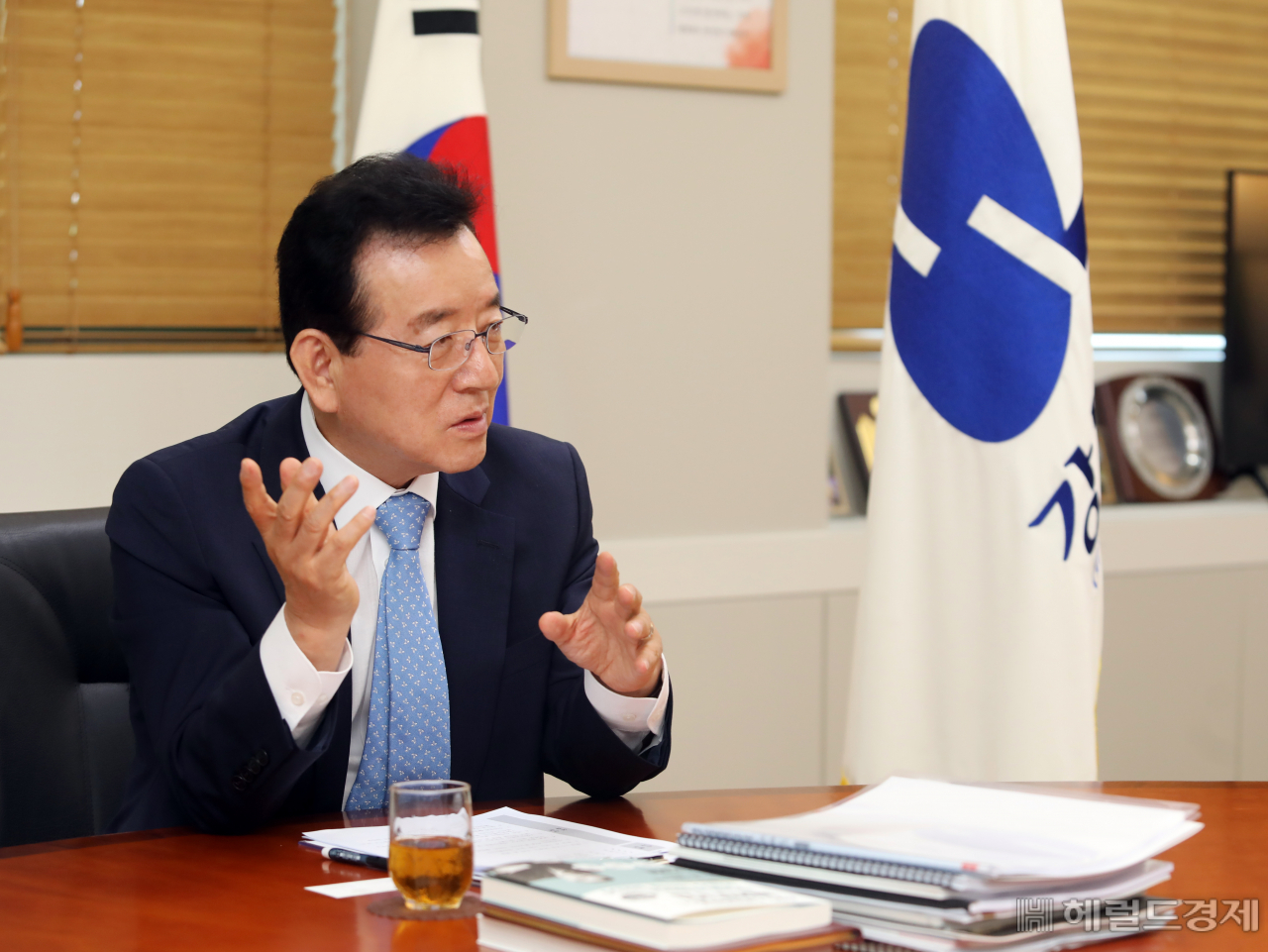 정 구청장은 구청과 주민센터에 소통함 ‘순균C에게 바란다’를 설치해 민원을 듣고, 민원회신 중간 보고제 등 구정 현안을 수시로 소통하는 관계망 구축에도 힘쓰고 있다. [강남구 제공]