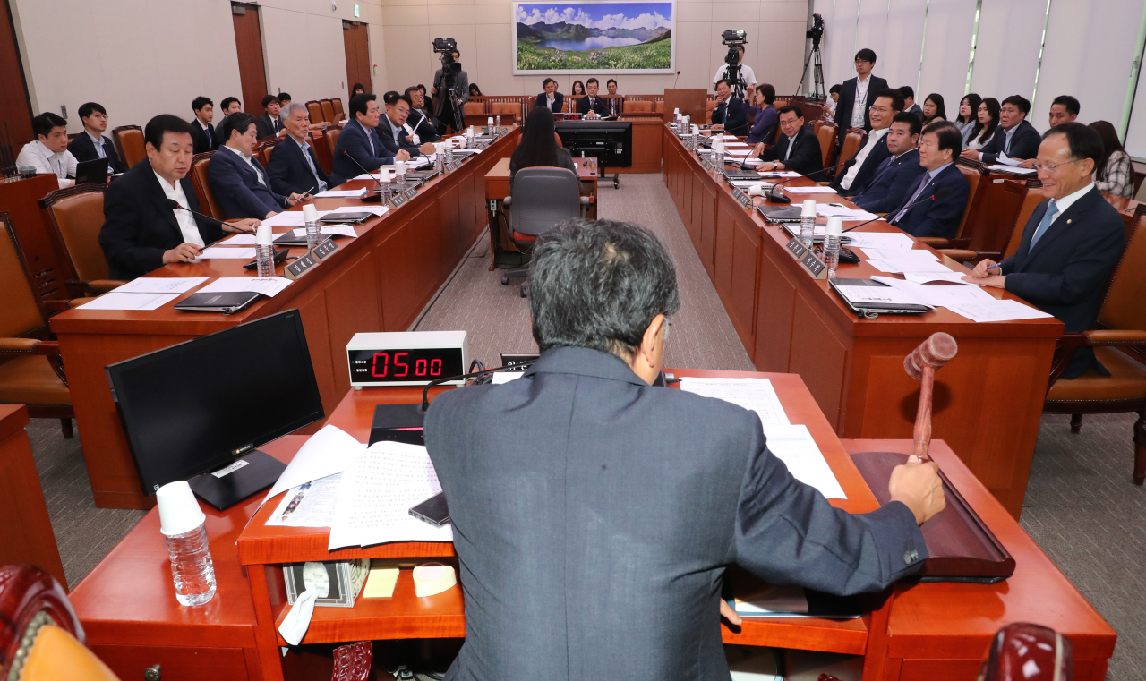 윤상현 위원장 직무대리를 맡은 자유한국당 김재경 간사(가운데)가 1일 오후 국회 외교통일위원회 전체회의에 상정된 동북아시아 역내 안정을 위협하는 중국, 러시아, 일본 등의 군사적 위기 고조 행위 중단 촉구 결의안을 통과시키고 있다. 연합뉴스