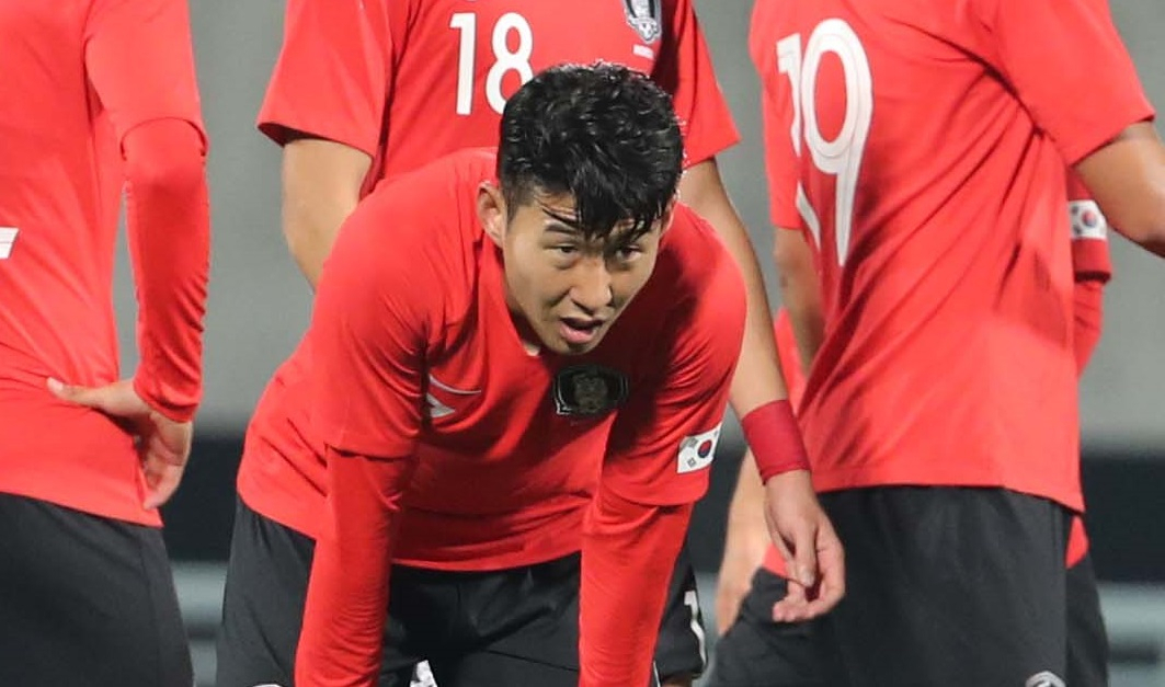 지친 손흥민. 그의 혹사 논란이 데이터로 입증됐다. [연합]