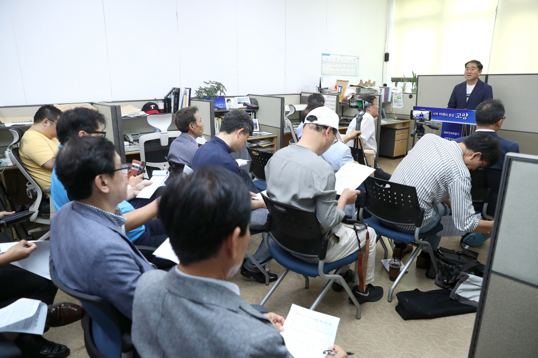 브리핑하는 김용섭 고양시 도시균형개발국장 [고양시]
