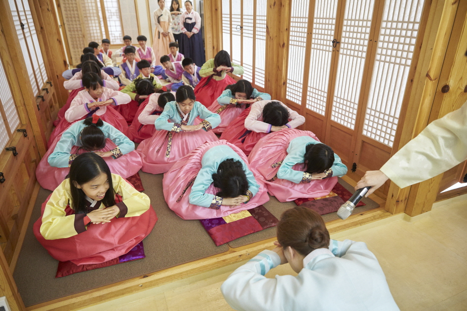 한복 예절 배우기. [종로구 제공]