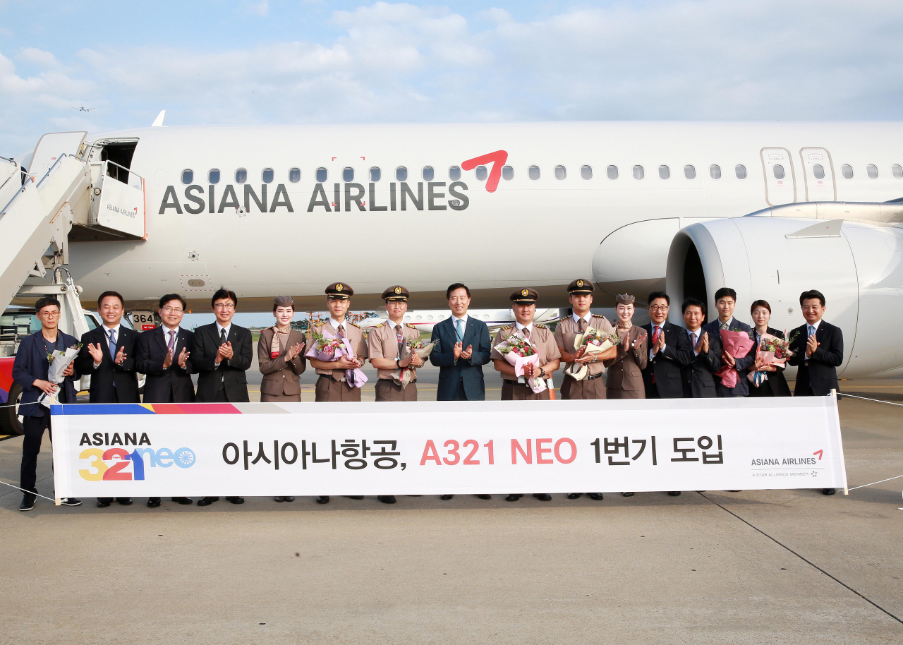 인천국제공항 주기장에서 진행된 A321NEO 1번기 신규도입 행사에서 아시아나항공 한창수(왼쪽 8번째)사장과 임직원들이 기념사진을 찍고 있다. [아시아나 제공]