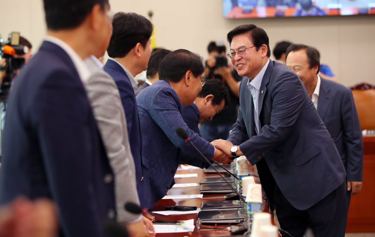 1일 오전 서울 여의도 국회 본관에서 열린 산업통상자원중소벤처기업위원회 전체회의에서 자유한국당 정우택 의원을 비롯한 야당 의원들이 여당 의원들과 인사하고 있다. 연합뉴스