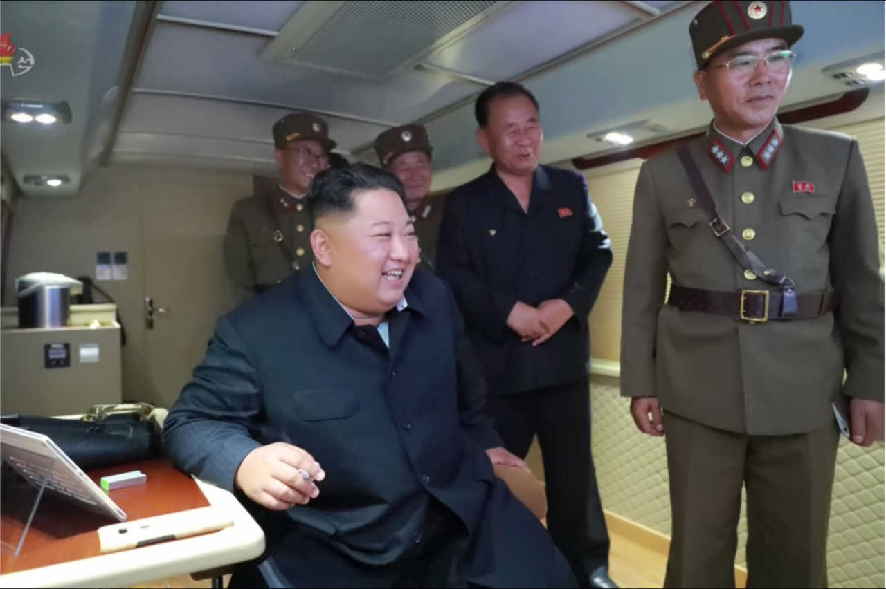 김정은 북한 국무위원장이 지난 31일 대구경조종방사포 시험사격을 참관하고 있다.[연합]