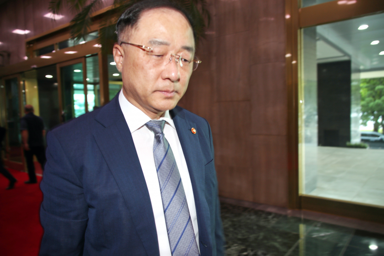 일본 아베 정부가 한국을 화이트리스트(수출 심사 우대국)에서 제외하는 수출무역관리령 개정안을 2일 각의(국무회의)에서 처리할 것이 확실시되는 가운데 홍남기 부총리 겸 기획재정부 장관이 굳은 표정으로 정부서울청사로 들어서고 있다. [연합]