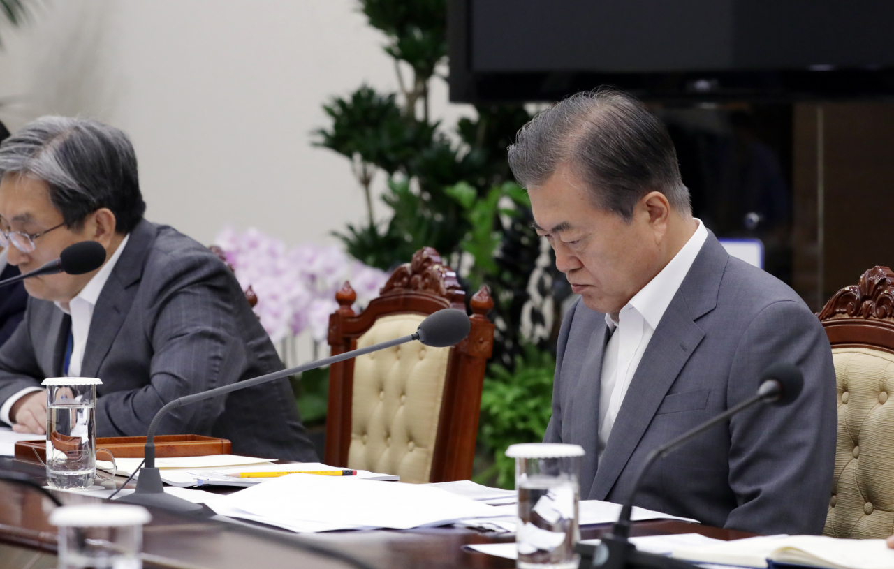 문재인 대통령이 지난 1일 청와대 여민관 소회의실에서 열린 일본의 수출 규제와 관련, 관계 부처 장관들과 함께한 상황점검회의에서 자료를 살펴보고 있다. [연합]