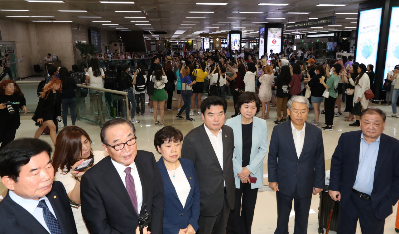 일본의 수출규제 해법을 모색하기 위해 1박 2일간 일본을 방문한 국회 방일 의원단이 1일 서울 김포공항을 통해 귀국, 보도진 질문을 받고 있다. [연합]