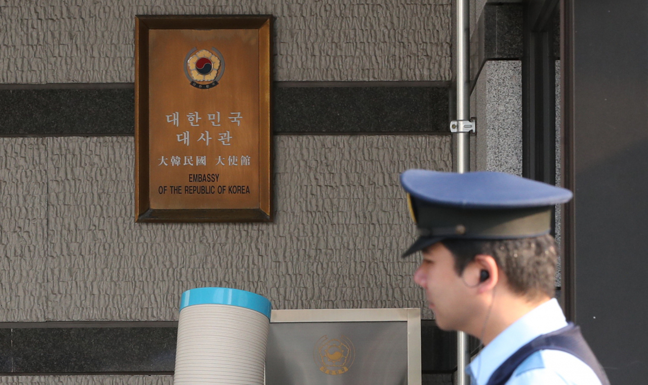 1일 오후 일본 도쿄 주일대사관 앞에서 현지 경찰이 경계 근무를 서고 있다. [연합]