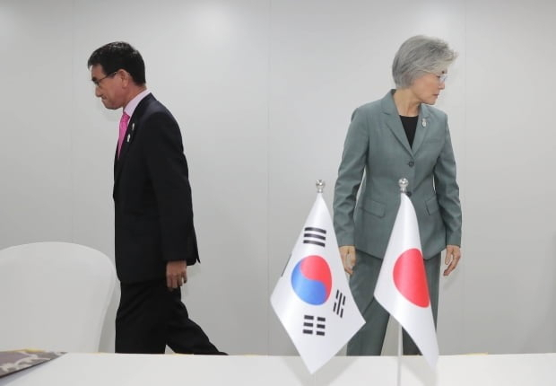강경화(오른쪽) 외교부 장관이 지난 1일 오전 태국 방콕에서 고노 다로 일본 외무상과 양자 회담을 한 후 돌아서서 나가고 있다.[연합]