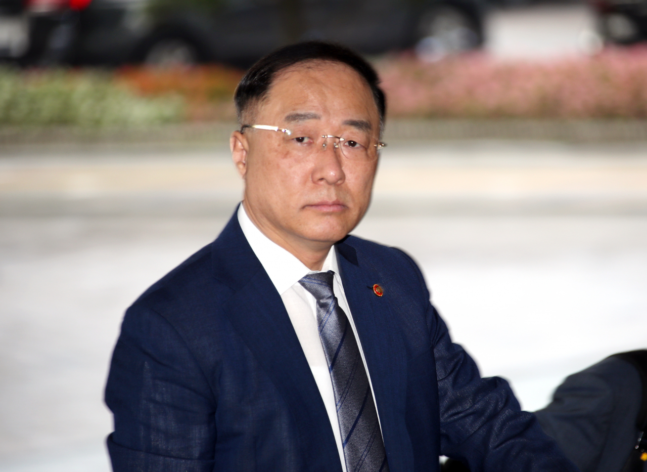 일본이 화이트리스트(수출 심사 우대국)에서 한국을 제외하는 수출무역관리령 정령(시행령) 개정안을 2일 오전 각의(국무회의)에서 처리한 가운데 홍남기 경제부총리 겸 기획재정부 장관이 굳은 표정으로 서울 세종로 정부서울청사로 들어서고 있다. [연합]
