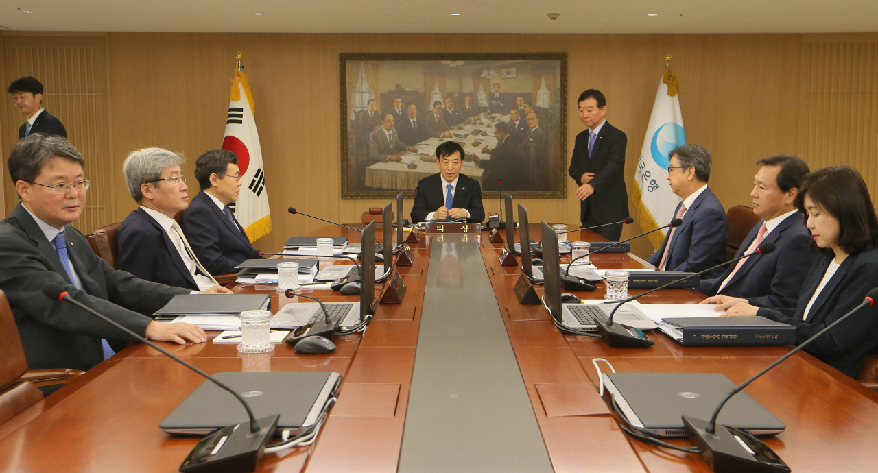 이주열(가운데) 한국은행 총재가 서울 중구 한국은행에서 열린 금융통화위원회에서 인사말을 하고 있다. 연합뉴스