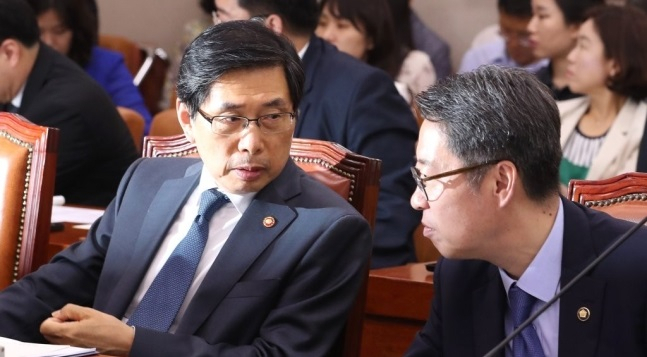 김인겸 법원행정처 차장(오른쪽)이 31일 오후 열린 국회 법제사법위원회 전체회의에 참석해 박상기 법무부 장관과 대화하고 있다. [연합]