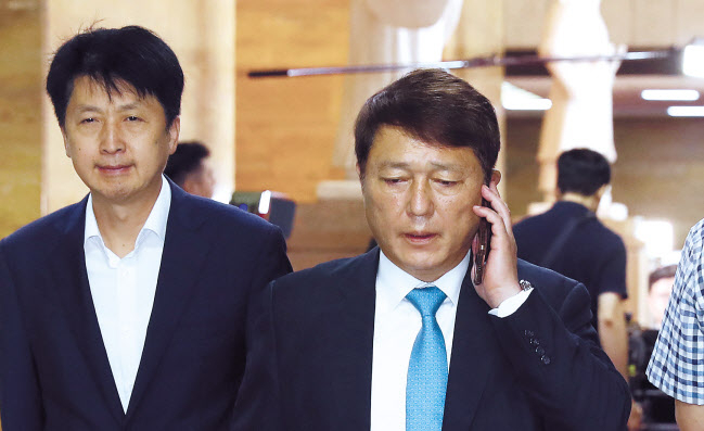 일본이 한국을 수출절차 간소화 혜택을 인정하는 ‘백색국가’(화이트 리스트) 명단에서 제외한 2일 오전 더불어민주당 최재성 일본경제침략대책특별위원회 위원장이 당대표실에서 열린 비공개 최고위원회의에 참석하고 있다. [연합]