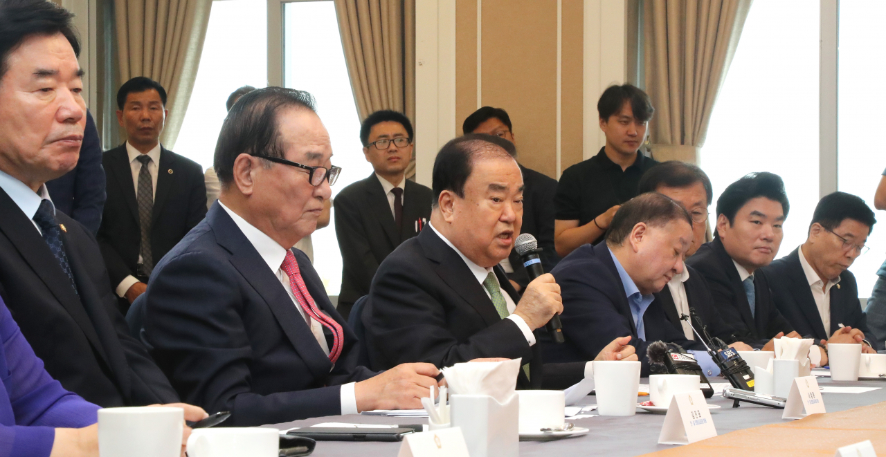 문희상 국회의장이 30일 오전 국회에서 열린 '현안문제 논의를 위한 국회대표단 방일 관련 전문가 간담회'에서 발언하고 있다. 연합뉴스