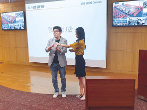 나경수 SK종합화학 사장(왼쪽)이 지난 7월10일 ‘CEO 행복토크’에서 ‘뜯버’를 시연하고 있다. [SK종합화학 제공]