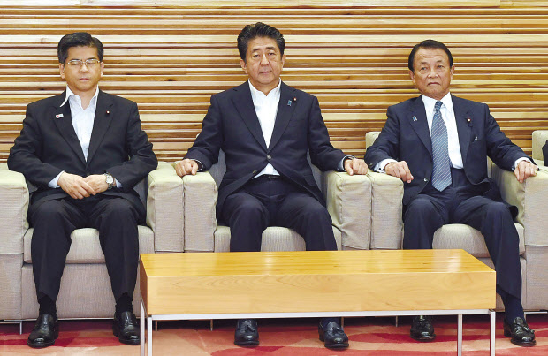 아베 신조(安倍晋三) 일본 총리(가운데)가 아소 다로(麻生太郞·오른쪽) 부총리 겸 재무상, 이시이 게이치 국토교통상 등이 참석한 가운데 2일 한국의 백색국가(화이트 리스트) 명단 제외를 결정한 각의(국무회의)를 주재하고 있다. [로이터]